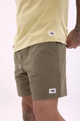 Bermuda de gabardina color beige con cordón ajustable en la cintura.