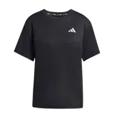 Remera deportiva Adidas de manga corta, color negro, con cuello redondo y logo de la marca estampado en blanco en el pecho. Cuenta con detalles de marca en el interior del cuello.
