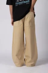 Jean baggy de corte amplio y relajado, color celeste claro, con diseño de pierna ancha y estilo urbano.
