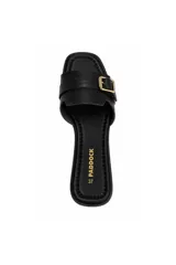Sandalias planas Paddock de mujer con tira ancha en el empeine con textura de cuerito de serpiente, detalle de hebilla metálica dorada y puntera cuadrada.