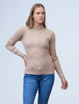 Buzo negro de tejido acanalado con cuello alto.