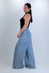 Jean wide leg baggy color azul, de tiro medio-alto, con diseño de costuras diagonales y bolsillos cargo laterales.