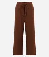 Pantalón sastre de corte wide leg en tejido crepé color marrón chocolate. Presenta una silueta recta y fluida, con cintura elástica y lazo ajustable para un calce cómodo.