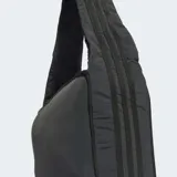 Bolso tipo bowling de Adidas, color negro, con diseño minimalista y logo del Trifolio en relieve. Cuenta con correa acolchada y cierre principal.