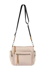 Bandolera color beige con correa ajustable negra, múltiples bolsillos exteriores con cierre y tiradores de cuero sintético marrón claro.