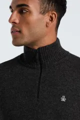 Sweater de punto con medio cierre frontal, cuello alto y mangas largas. Presenta el logo de la marca bordado en el pecho y puños y ruedo acanalados.