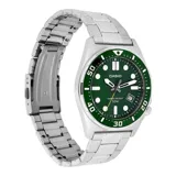 Reloj Casio de estilo deportivo con caja redonda de acero inoxidable y malla de eslabones plateada. Presenta una esfera verde con textura estriada, índices y manecillas luminiscentes, bisel giratorio unidireccional y ventana de calendario a las 4.