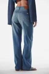 Pantalón de jean tiro medio con corte recto y ajuste regular. Confeccionado en tejido de algodón liviano con proceso de lavado stone wash, detalles de bigotes y acabado matizado vintage.