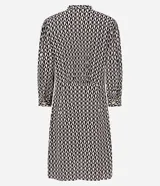 Vestido chemise midi de viscosa con estampado geométrico en blanco y negro. Tiene lazo en el cuello, abotonadura frontal y mangas 3/4.