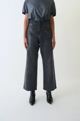 Jean de corte ancho con diseño de efecto piel de serpiente. Silueta amplia y corte cropped.