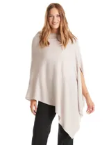 Poncho tejido de punto con diseño asimétrico y aberturas laterales para los brazos.