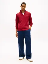 Sweater de punto Tommy Hilfiger color rojo, con cuello perkins, cierre frontal parcial de un cuarto y manga larga. Cuenta con ribetes de canalé en cuello, puños y dobladillo, y logo bordado en el pecho.