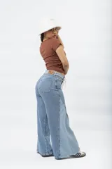 Jean wide leg azul claro con paneles de mezclilla de diferentes tonos y costuras diagonales.