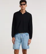 Bermuda de corte recto confeccionada en denim de algodón, con cintura con trabillas, cierre tradicional de botón y cremallera, y bolsillos funcionales.