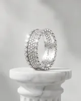 Anillo de plata 925 con diseño de banda ancha compuesto por múltiples filas de pequeñas piedras brillantes engastadas.