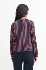 Blusa de viscosa con estampado de rayas verticales en azul marino, rojo y blanco, con cuello mao y mangas largas con puños abotonados.