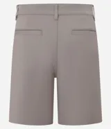 Bermuda recta azul marino confeccionada en sarga con tecnología que reduce las arrugas, seca rápido y ofrece mayor elasticidad.