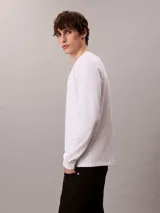 Remera de manga larga Calvin Klein color blanco, con cuello redondo y diseño holgado. Cuenta con el monograma CK bordado en el pecho.
