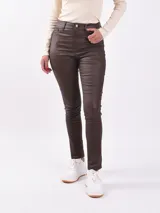 Pantalón de vestir color café, de corte ajustado y tiro alto.