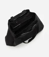 Cartera tipo shopper grande de Satinato en color negro, confeccionada en poliéster con estructura amplia y laterales expandibles. Cuenta con asas dobles de cinta reforzada, cierre superior y bolsillos con cierre.