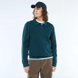 Sweater de punto gofrado en color azul petróleo, con cuello tipo polo y cierre frontal de tres botones. Presenta mangas largas con puños acanalados y un diseño de calce estándar.
