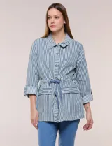 Campera liviana de algodón con estampado de rayas azules y blancas, corte semi holgado con cordón ajustable en la cintura. Cuenta con cuello camisero, cierre frontal con botones, bolsillos con solapa en la parte inferior y mangas largas regulables.