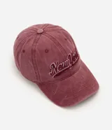 Gorra de algodón desteñido color bordó, con visera curva, estructura de paneles y bordado frontal en relieve con la inscripción "New York".