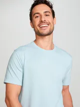 Camiseta básica de manga corta y cuello redondo, color rojo oscuro.