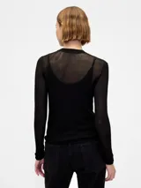 Buzo de tejido fino y semitransparente con cuello redondo y mangas largas, diseñado con una capa superpuesta estilo musculosa de punto acanalado.