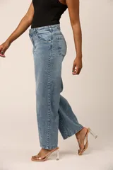 Jean azul claro de corte baggy baloon, con tiro alto y bolsillos laterales.