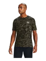 Remera de manga corta Under Armour con estampado de camuflaje digital en tonos verdes y negros. Presenta cuello redondo acanalado y el logo de la marca estampado en color blanco en el pecho.