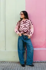 Sweater de punto oversize con diseño jacquard geométrico en tonos gris y crema. Presenta cuello redondo a la base, mangas largas y terminaciones en punto elástico acanalado.