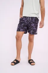 Short de baño negro con estampado de hojas y flores violetas, con cintura elástica y cordón ajustable.