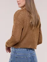 Cardigan corto de punto calado color marrón, con diseño abierto al frente, hombros caídos, mangas largas y terminaciones con bordes festoneados.