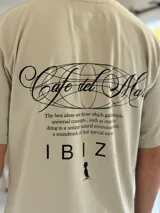 Remera oversize color beige, con mangas corta y gran estampado gráfico en la espalda con texto en negro.