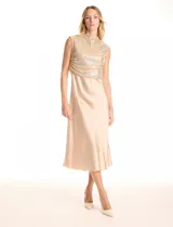 Conjunto de dos piezas compuesto por un vestido midi estilo slip dress de satén fluido y un top sin mangas de lentejuelas con cuello alto y detalle drapeado en la cintura.