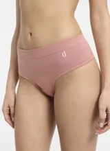 Bombacha tipo culotteless de microfibra sin costuras, con tiro bajo y cintura elástica. Presenta un diseño minimalista con un pequeño logo estampado en el frente.