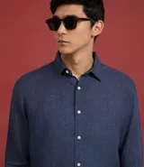 Camisa de hombre marca Marfinno, confeccionada en lino puro color marrón. Presenta un corte comfort, cuello inglés, manga larga y cierre frontal con botones.