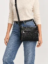 Bandolera de cuero color negro, de diseño compacto y rectangular, con bolsillo frontal con cierre y correa larga ajustable para llevar cruzada.
