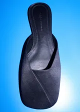 Zapato destalonado plano de color negro con punta redonda, confeccionado con corte de poliéster y suela de caucho.