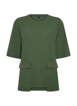 Remera verde militar de tejido de punto con corte recto, cuello redondo y mangas cortas. Presenta bolsillos delanteros alargados con solapas y botones, bajo largo y acabado pespunteado.