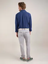 Pantalón de hombre de corte chino, color azul marino, con cinco bolsillos y ruedo doblado.
