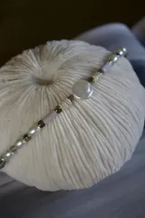 Gargantilla de perlas de río blancas y cuentas de diferentes formas y colores, con cierre de mosquetón plateado.