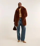 Blusa de mangas largas color verde esmeralda, confeccionada en tejido de punto con viscosa sostenible, cuello redondo y rib en puños y bajo.