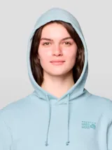 Buzo con capucha y bolsillo canguro, color azul celeste claro, con el logo de Mountain Hardwear estampado en el pecho en tono azul verdoso.