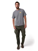 Remera de manga corta y cuello redondo, color gris melange. Presenta el logo de la marca estampado en color amarillo en el lado izquierdo del pecho.