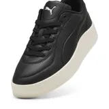 Championes Puma CA Luxe, de cuero color negro con suela plataforma de goma blanca.