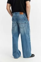 Jean carpenter de calce amplio estilo workwear, con bolsillos extra y diseño suelto.