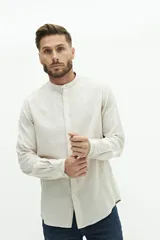 Camisa de lino con cuello mao y fit semi slim.