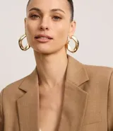 Blazer color camel de poliéster y viscosa, corte sastre comfort, con solapa en el cuello, abotonado delantero, solapas delanteras que simulan bolsillos y puntadas de costuras discretas coloridas.